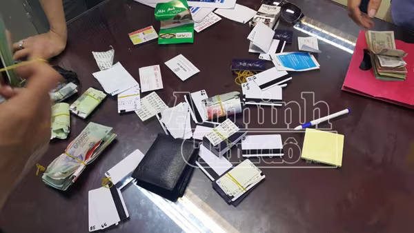 Bắt giữ người đàn ông quốc tịch Ukraine dùng thẻ ATM giả rút tiền tại phố cổ ảnh 3 Bắt giữ người đàn ông quốc tịch Ukraine dùng thẻ ATM giả rút tiền tại phố cổ ảnh 3