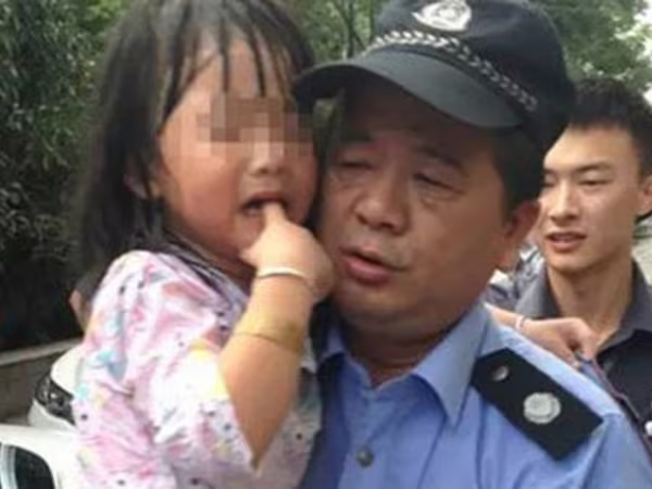 Bé gái bị bỏ quên trong ô tô may mắn sống sót ảnh 1 Bé gái bị bỏ quên trong ô tô may mắn sống sót ảnh 1