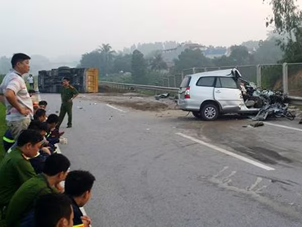 Audio 8-8-2015: Tai nạn kinh hoàng trên đường cao tốc Hà Nội – Thái Nguyên và nguy cơ khó lường ở Hạ Long sau mưa bão ảnh 2 Audio 8-8-2015: Tai nạn kinh hoàng trên đường cao tốc Hà Nội – Thái Nguyên và nguy cơ khó lường ở Hạ Long sau mưa bão ảnh 2