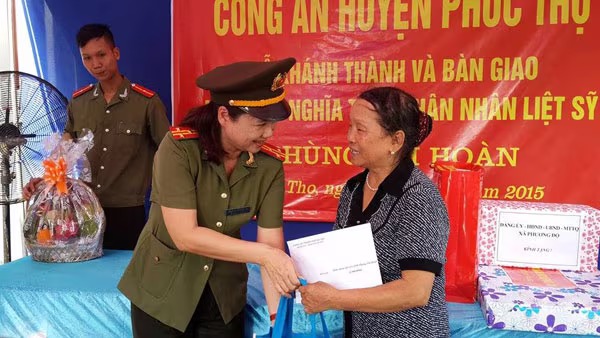 Khánh thành nhà tình nghĩa cho thân nhân liệt sỹ Phùng Chí Hoàn ảnh 1 Khánh thành nhà tình nghĩa cho thân nhân liệt sỹ Phùng Chí Hoàn ảnh 1