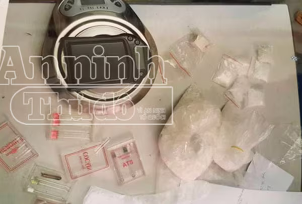 Hà Nội: Bắt giữ "nữ quái" đang mua bán 5.000 viên ma túy tổng hợp ảnh 5 Hà Nội: Bắt giữ "nữ quái" đang mua bán 5.000 viên ma túy tổng hợp ảnh 5