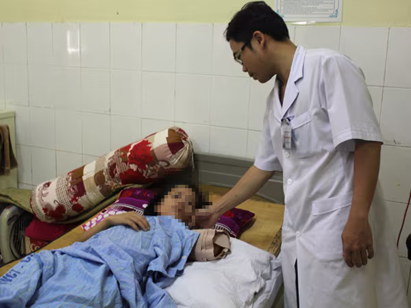 Nữ du khách bị hổ ngoạm vào tay khi đi tham quan ảnh 1 Nữ du khách bị hổ ngoạm vào tay khi đi tham quan ảnh 1