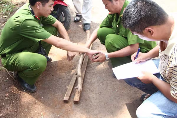 2 đối tượng nghi trộm chó bị người dân đánh chết rồi đốt xe ảnh 2 2 đối tượng nghi trộm chó bị người dân đánh chết rồi đốt xe ảnh 2