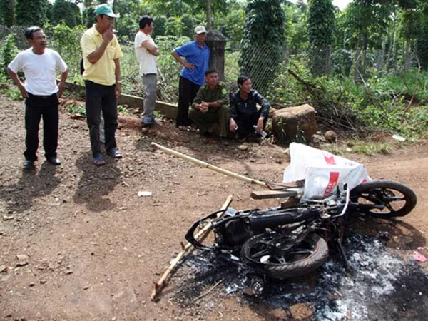 2 đối tượng nghi trộm chó bị người dân đánh chết rồi đốt xe ảnh 1 2 đối tượng nghi trộm chó bị người dân đánh chết rồi đốt xe ảnh 1