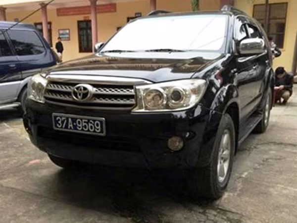 Buộc thôi việc lái xe của sở GTVT bị "tố" chặn xe tải làm luật ảnh 1 Buộc thôi việc lái xe của sở GTVT bị "tố" chặn xe tải làm luật ảnh 1