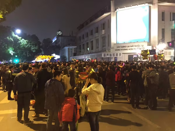 Không khí hân hoan chào đón năm mới 2016 trên khắp mọi miền Tổ quốc ảnh 15