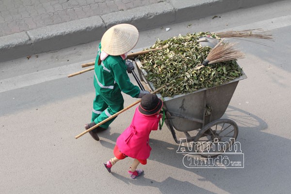 Xúc động hình ảnh em bé đi quét rác cùng mẹ trong ngày Tết ảnh 1 Xúc động hình ảnh em bé đi quét rác cùng mẹ trong ngày Tết ảnh 1