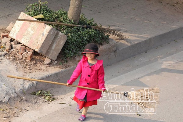 Xúc động hình ảnh em bé đi quét rác cùng mẹ trong ngày Tết ảnh 2 Xúc động hình ảnh em bé đi quét rác cùng mẹ trong ngày Tết ảnh 2