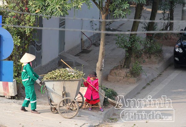 Xúc động hình ảnh em bé đi quét rác cùng mẹ trong ngày Tết ảnh 4 Xúc động hình ảnh em bé đi quét rác cùng mẹ trong ngày Tết ảnh 4