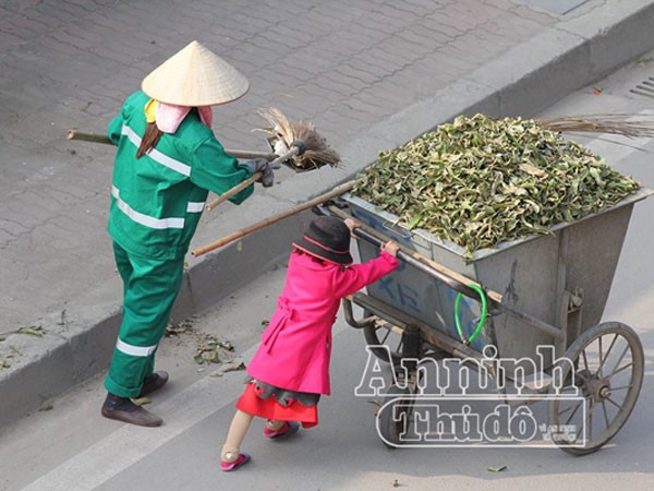 Xúc động hình ảnh em bé đi quét rác cùng mẹ trong ngày Tết ảnh 6 Xúc động hình ảnh em bé đi quét rác cùng mẹ trong ngày Tết ảnh 6
