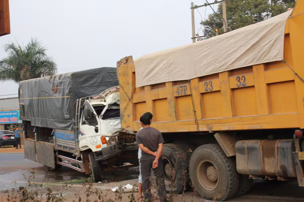 Tông đuôi xe ben, tài xế và phụ xe tải nguy kịch nhập viện ảnh 2 Tông đuôi xe ben, tài xế và phụ xe tải nguy kịch nhập viện ảnh 2