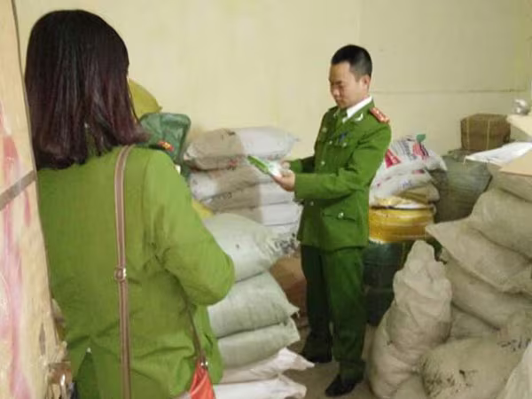 Hà Nội: Phát hiện 2,5 tấn phụ gia không rõ nguồn gốc dùng sản xuất bim bim ảnh 1 Hà Nội: Phát hiện 2,5 tấn phụ gia không rõ nguồn gốc dùng sản xuất bim bim ảnh 1