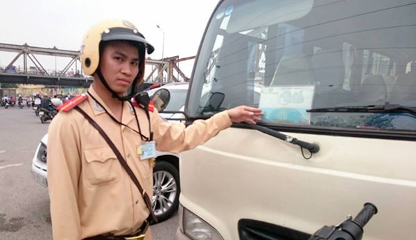 Hà Nội: Phát hiện nhiều xe khách giả xe buýt đón, trả khách tùy tiện ảnh 2 Hà Nội: Phát hiện nhiều xe khách giả xe buýt đón, trả khách tùy tiện ảnh 2