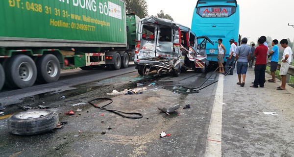 Tai nạn liên hoàn giữa 3 xe ô tô, 11 người nhập viện ảnh 1 Tai nạn liên hoàn giữa 3 xe ô tô, 11 người nhập viện ảnh 1