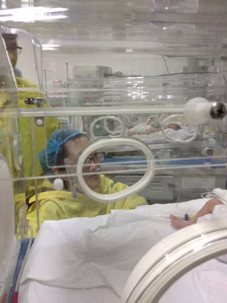 Khoảnh khắc đầu tiên và cuối cùng khi nữ công an gặp con ảnh 8