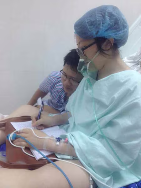 Khoảnh khắc đầu tiên và cuối cùng khi nữ công an gặp con ảnh 10