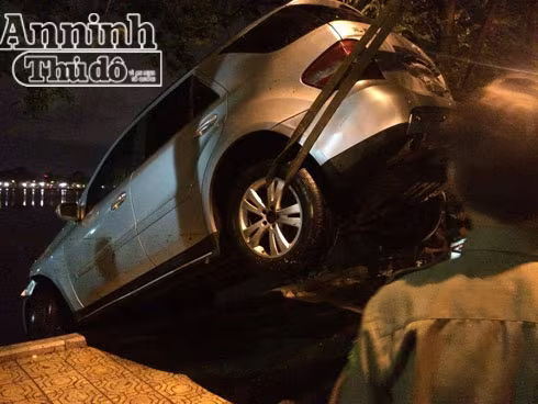 Xe sang Mercedes ML350 mất lái bay ra giữa hồ Trúc Bạch  ảnh 5