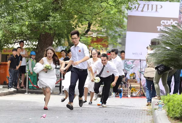 50 cặp cô dâu, chú rể thi chạy maratong để dành giải thưởng ảnh 6