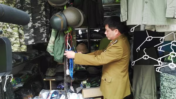 Phát hiện nhiều cơ sở kinh doanh quân trang, quân dụng trái phép ảnh 5 Phát hiện nhiều cơ sở kinh doanh quân trang, quân dụng trái phép ảnh 5