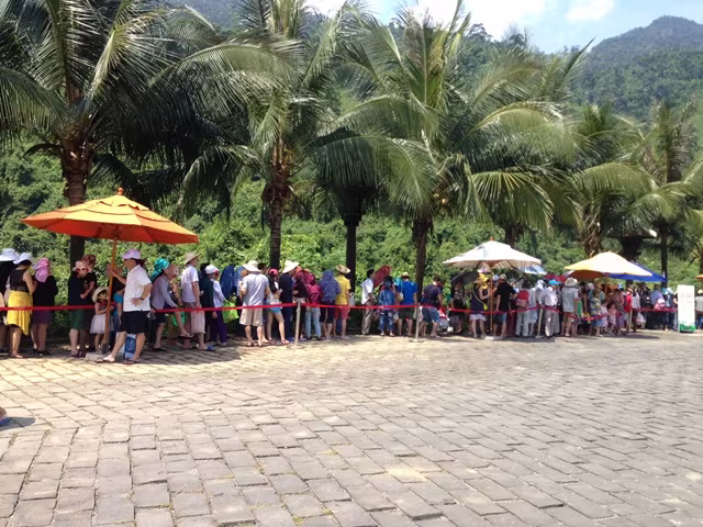 Cả vạn người xếp hàng chờ lên cáp treo Bà Nà ảnh 3 Cả vạn người xếp hàng chờ lên cáp treo Bà Nà ảnh 3