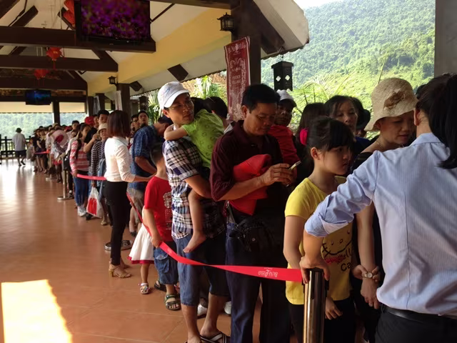Cả vạn người xếp hàng chờ lên cáp treo Bà Nà ảnh 7 Cả vạn người xếp hàng chờ lên cáp treo Bà Nà ảnh 7