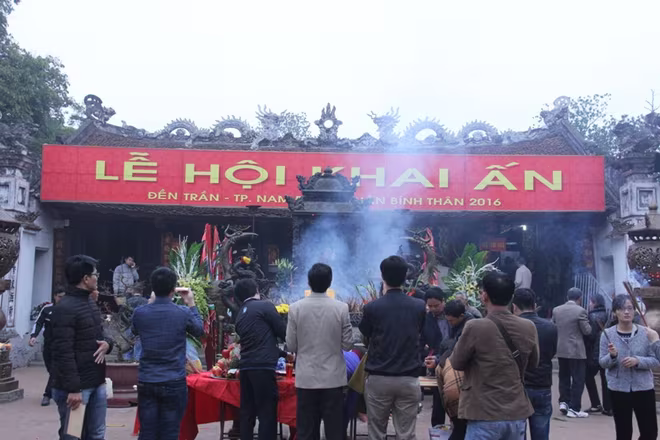 Chùm ảnh: Trắng đêm xin ấn đền Trần ảnh 6 Chùm ảnh: Trắng đêm xin ấn đền Trần ảnh 6