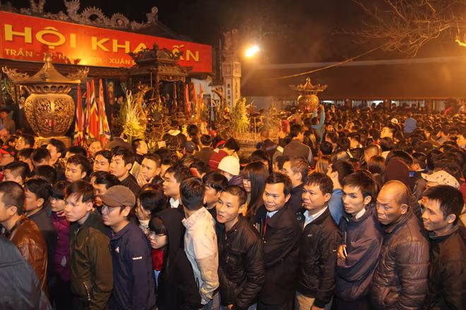 Chùm ảnh: Trắng đêm xin ấn đền Trần ảnh 3 Chùm ảnh: Trắng đêm xin ấn đền Trần ảnh 3