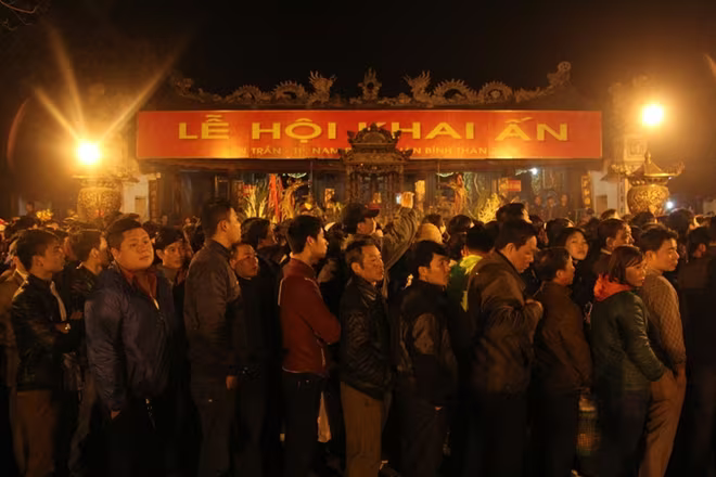 Chùm ảnh: Trắng đêm xin ấn đền Trần ảnh 1 Chùm ảnh: Trắng đêm xin ấn đền Trần ảnh 1