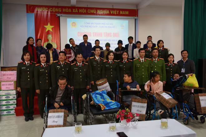 Hội Phụ nữ Công an Hà Nội và Cụm thi đua số 7 thăm, tặng quà các nạn nhân nhiễm chất độc da cam/dioxin ảnh 4 Hội Phụ nữ Công an Hà Nội và Cụm thi đua số 7 thăm, tặng quà các nạn nhân nhiễm chất độc da cam/dioxin ảnh 4