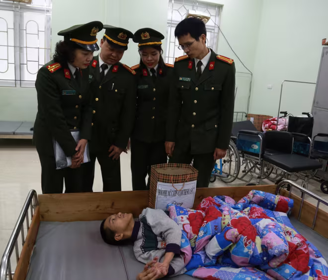 Hội Phụ nữ Công an Hà Nội và Cụm thi đua số 7 thăm, tặng quà các nạn nhân nhiễm chất độc da cam/dioxin ảnh 3 Hội Phụ nữ Công an Hà Nội và Cụm thi đua số 7 thăm, tặng quà các nạn nhân nhiễm chất độc da cam/dioxin ảnh 3