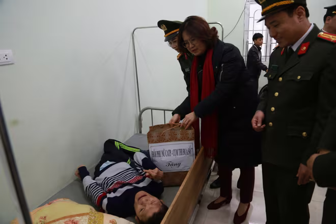 Hội Phụ nữ Công an Hà Nội và Cụm thi đua số 7 thăm, tặng quà các nạn nhân nhiễm chất độc da cam/dioxin ảnh 6 Hội Phụ nữ Công an Hà Nội và Cụm thi đua số 7 thăm, tặng quà các nạn nhân nhiễm chất độc da cam/dioxin ảnh 6