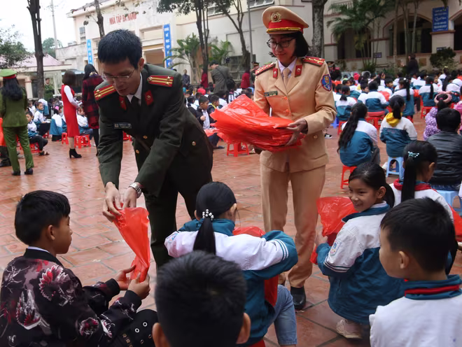 Hội Phụ nữ Công an Hà Nội và Cụm thi đua số 7 thăm, tặng quà các nạn nhân nhiễm chất độc da cam/dioxin ảnh 5 Hội Phụ nữ Công an Hà Nội và Cụm thi đua số 7 thăm, tặng quà các nạn nhân nhiễm chất độc da cam/dioxin ảnh 5