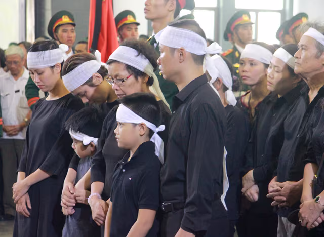 Vỡ òa cảm xúc trong tang lễ nhạc sỹ An Thuyên  ảnh 25