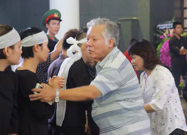 Vỡ òa cảm xúc trong tang lễ nhạc sỹ An Thuyên  ảnh 20