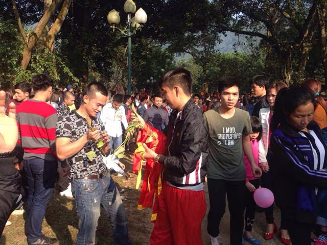 Lễ hội Gióng diễn ra bình yên, vui vẻ ảnh 14 Lễ hội Gióng diễn ra bình yên, vui vẻ ảnh 14