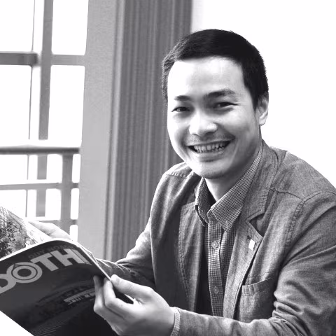 KTS Lê Việt Hà: Tránh việc làm hình thức Việc xin ý kiến chuyên gia và người dân là một trong các bước để một mẫu thiết kế có phối cảnh không gian bước ra thực tế. Tuy vậy, lâu nay, việc trang trí cho Hà Nội đã bỏ qua một khâu quan trọng của quy trình. Vì thế, trước thay đổi của Sở VH-TT Hà Nội nhằm phục vụ nhân dân tốt hơn, làm thành phố đẹp hơn trong mắt mọi người, tôi đánh giá cao động thái này của cơ quan chức năng. Tuy vậy, tôi cho rằng, ý tưởng tốt đã đành nhưng thực hiện và làm cho hiệu quả mới thực sự đáng nói. Tôi mong muốn Sở VH-TT Hà Nội sẽ tìm ra cách làm tốt nhất để người dân được tiếp cận thông tin từ cuộc thi, được lắng nghe các tác giả trình bày ý tưởng và ý kiến chuyên gia đánh giá để đưa đến quyết định cuối cùng. Chỉ như thế, cuộc vận động thiết kế các hình thức tuyên truyền phục vụ nhiệm vụ chính trị và trang trí thành phố Hà Nội năm 2016 mới thực sự có hiệu quả.