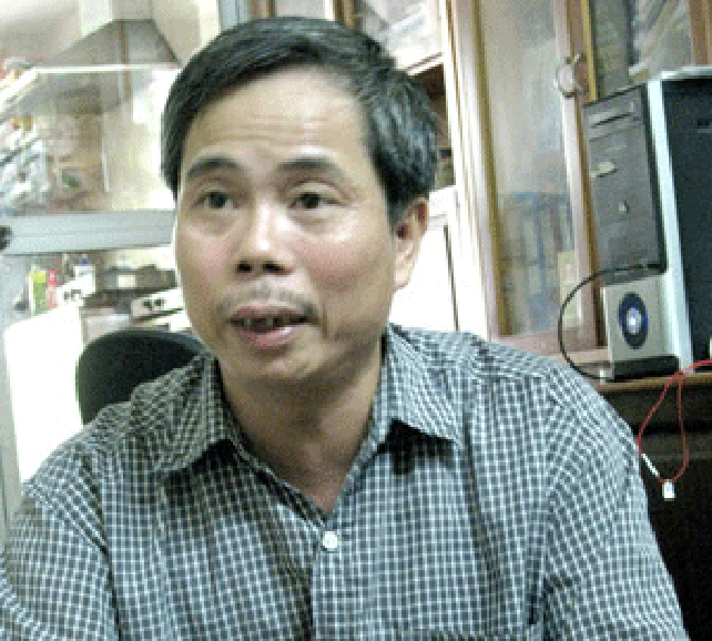 KTS Trần Huy Ánh: Tôi sẽ tham gia đóng góp ý kiến Khi được biết quyết định Hà Nội lần đầu tiên lấy ý kiến người dân về trang trí thành phố, tôi thấy cảm động và đánh giá cao việc làm này. Đây là cư xử rất có văn hóa của một cơ quan quản lý văn hóa. Tôi sẽ vận động các đồng nghiệp, học trò cùng tham gia dự thi và sáng tác các mẫu thiết kế đẹp cho thành phố. Chúng tôi, các kiến trúc sư sẽ tham gia đóng góp ý kiến về các mẫu trang trí được lựa chọn của cuộc thi. Bằng tình cảm và trách nhiệm với Thủ đô thân yêu, tôi nhiệt liệt hưởng ứng việc làm dân chủ, công khai của Sở VH-TT Hà Nội. Tôi biết, cái đẹp không dễ dàng được chấp nhận, cần có quá trình và chắt chiu mới đến được với người dân. Nhưng dù sao, giới chuyên môn và người dân cùng tham gia đóng góp ý kiến sẽ dễ chịu hơn việc cứ lẳng lặng làm trước đây. Việc trang trí cho Hà Nội không đơn giản. Một thành phố có lịch sử lâu đời như Thủ đô lại giao lưu với bốn phương không thể đưa thị hiếu màu sắc sặc sỡ của miền núi để áp dụng. Vẻ đẹp trầm mặc của Hà Nội cần được chiếu sáng tinh tế, làm nổi bật nét đẹp cổ kính, hào hoa, không phải xanh đỏ tím vàng mới thể hiện sự hiện đại và vui tươi trong các ngày lễ lớn.