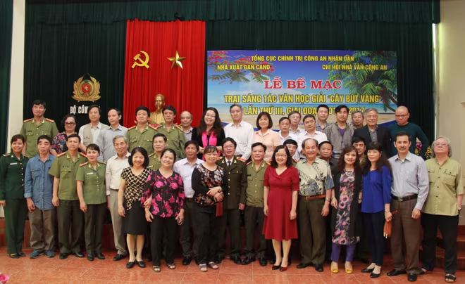 Trại sáng tác văn học "Cây bút vàng" lần thứ III-2016: Thổi bùng ngọn lửa đam mê ảnh 3 Trại sáng tác văn học "Cây bút vàng" lần thứ III-2016: Thổi bùng ngọn lửa đam mê ảnh 3