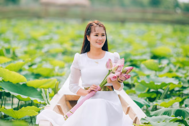 Phạm Thị Ngọc Thanh được gọi là hiện tượng xuất bản với những đầu sách gây sốt cộng đồng mạng. Cô đồng thời cũng là người sở hữu nhiều bộ ảnh “gây thương nhớ”