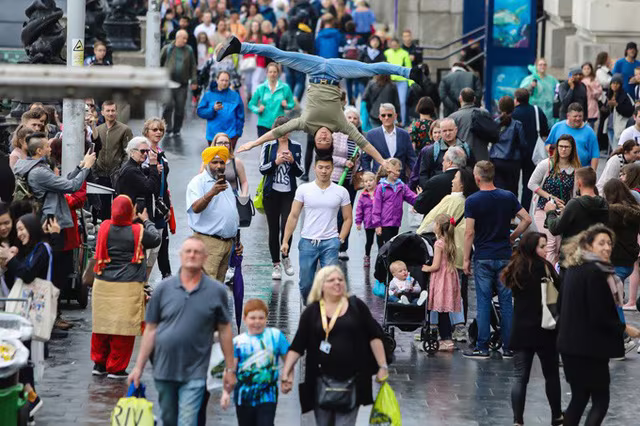 Quốc Cơ, Quốc Nghiệp tung bộ ảnh chồng đầu siêu ấn tượng tại nước Anh ảnh 1