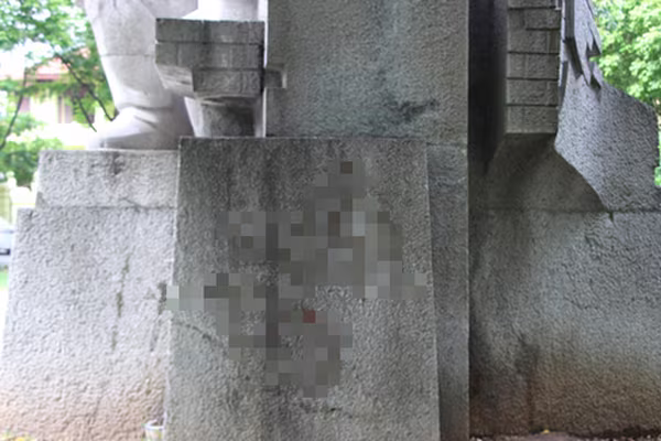 Tượng đài "Quyết tử cho Tổ quốc quyết sinh" ở Hàng Đậu xuống cấp: Vấn đề chỉ là ý thức của người dân ảnh 3