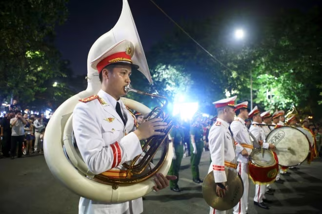 Đoàn Nghi lễ CAND diễu hành trên phố đi bộ Đà Nẵng ảnh 1 Đoàn Nghi lễ CAND diễu hành trên phố đi bộ Đà Nẵng ảnh 1