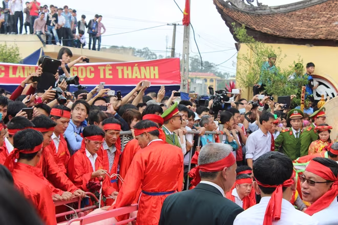 Người dân hò reo khi xem chém lợn ở Ném Thượng ảnh 10