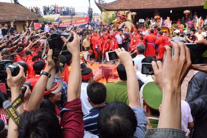 Người dân hò reo khi xem chém lợn ở Ném Thượng ảnh 13