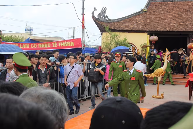 Người dân hò reo khi xem chém lợn ở Ném Thượng ảnh 5