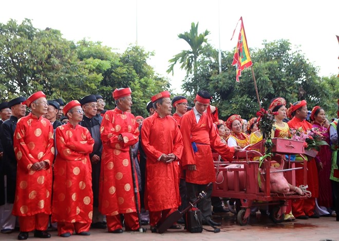 Người dân hò reo khi xem chém lợn ở Ném Thượng ảnh 2 Người dân hò reo khi xem chém lợn ở Ném Thượng ảnh 2