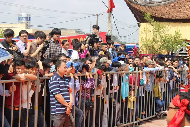 Người dân hò reo khi xem chém lợn ở Ném Thượng ảnh 6