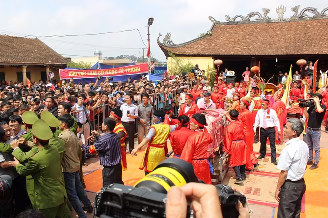 Người dân hò reo khi xem chém lợn ở Ném Thượng ảnh 9