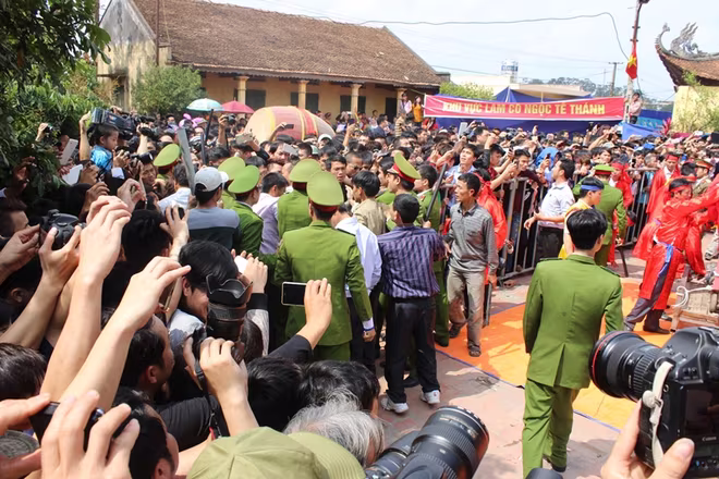 Người dân hò reo khi xem chém lợn ở Ném Thượng ảnh 8