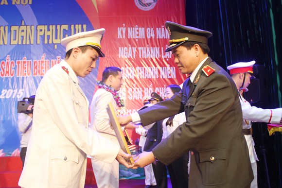 Tuyên dương 10 gương mặt trẻ Công an Thủ đô xuất sắc tiêu biểu 2014 ảnh 2 Tuyên dương 10 gương mặt trẻ Công an Thủ đô xuất sắc tiêu biểu 2014 ảnh 2
